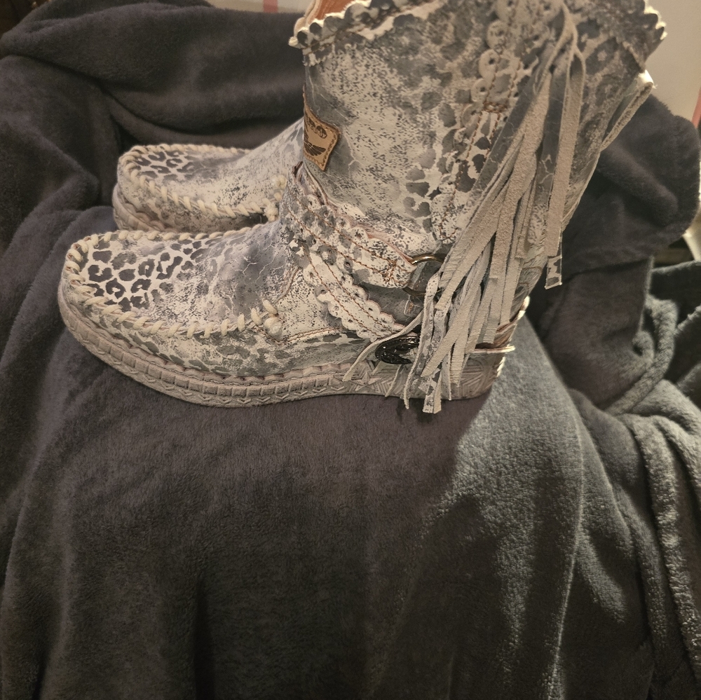 El Vaquero Gray Leopard Ankle Boots with Fringe Size 39 - Picture 4 of 6